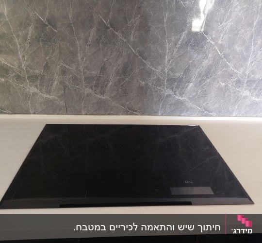 משטח שיש אפור עם דוגמת עורקים לבנים